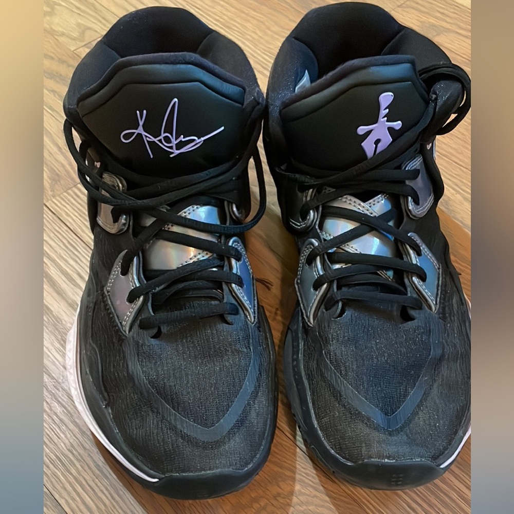REDUCED. Nike Kyrie Infinity Basketball Shoes Size 9.5 Mens